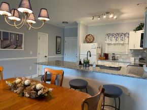 Lovely and Serene 1st Foor 2Bed 2Bath Condo 10 Miles to Beach